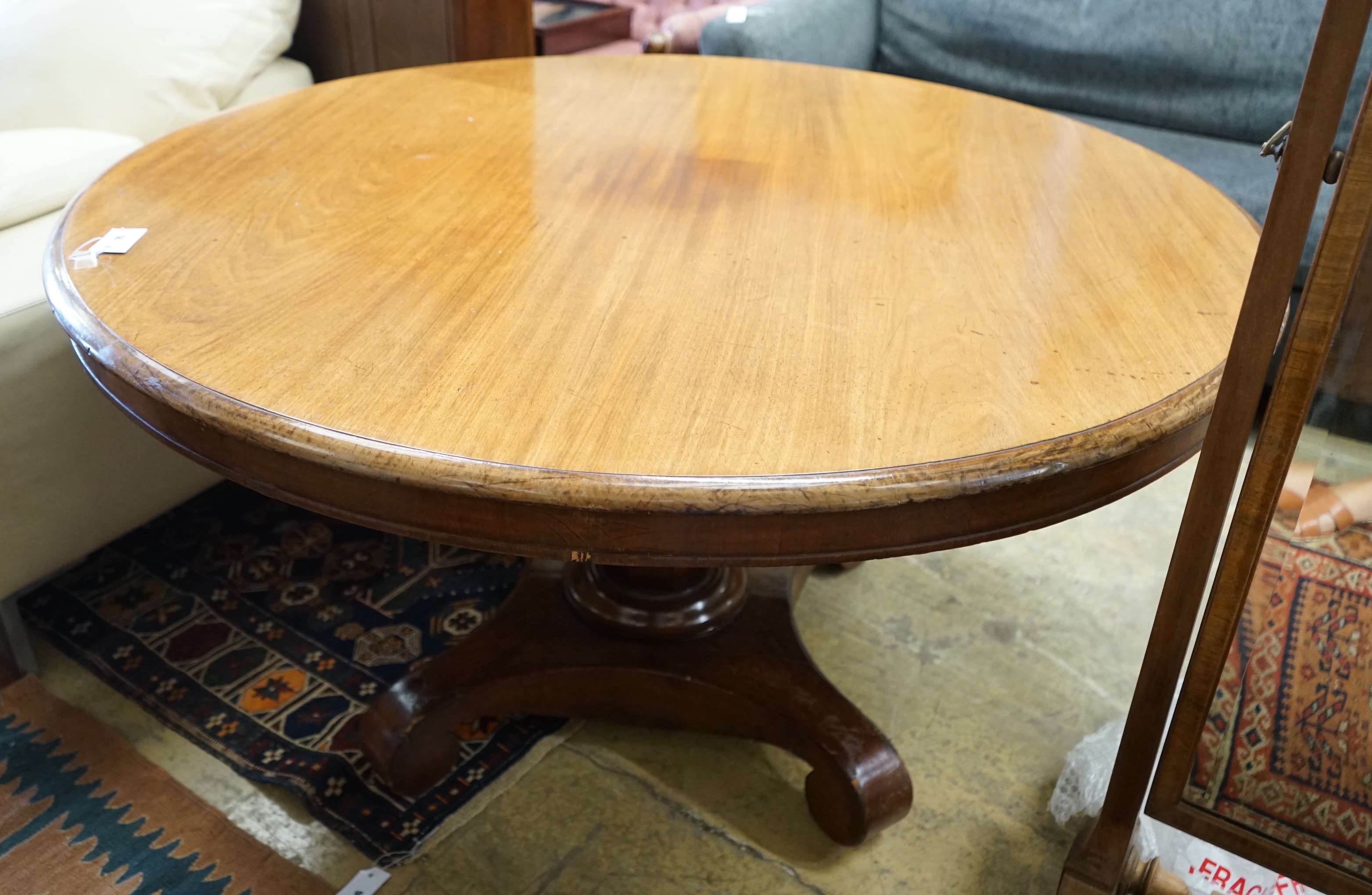 A Victorian circular mahogany breakfast table, diameter 136cm, height 74cm